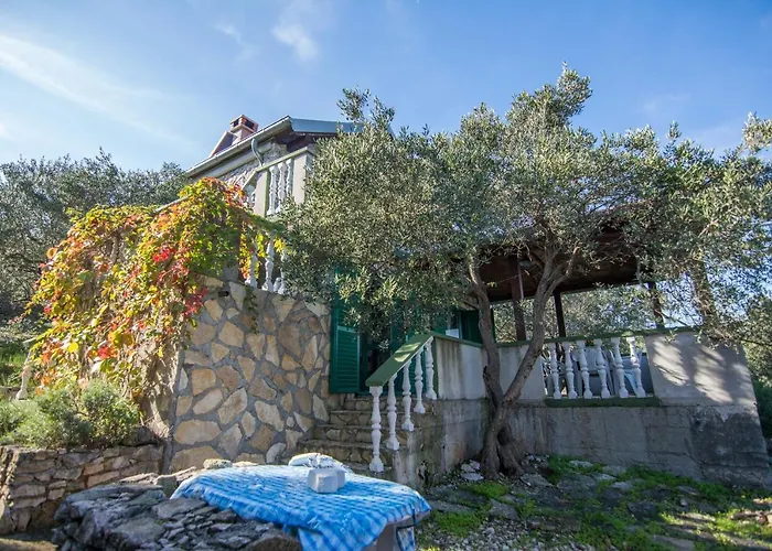 Secluded Fisherman's Cove Ladjin - Landjin, Pasman - 8500 *